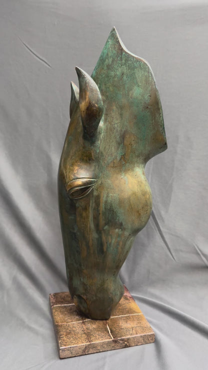 Elegant Bronze Horse Head Sculpture – A Timeless Statement Décor
