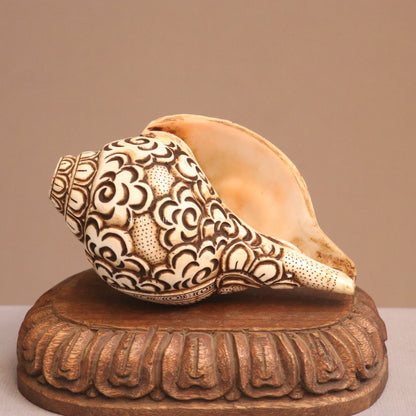 Pure Tibetan Natural Conch Hand Carved Buddha Statue